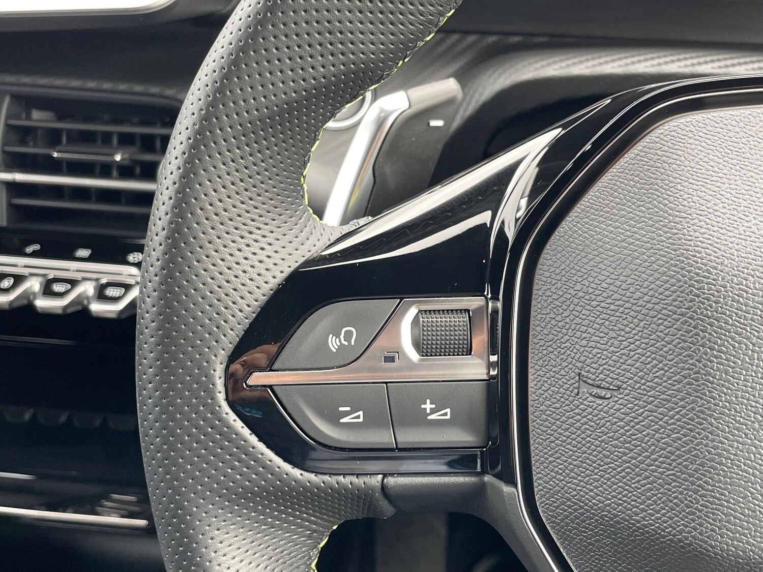 Used Peugeot 2008 2023 for sale - 76043102: Photo 43