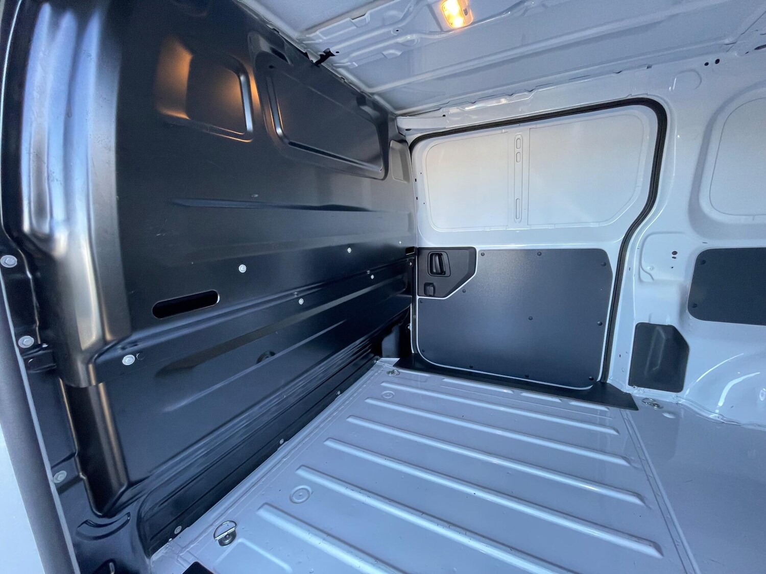 Used Peugeot e-Expert 2024 for sale - 75990615: Photo 48