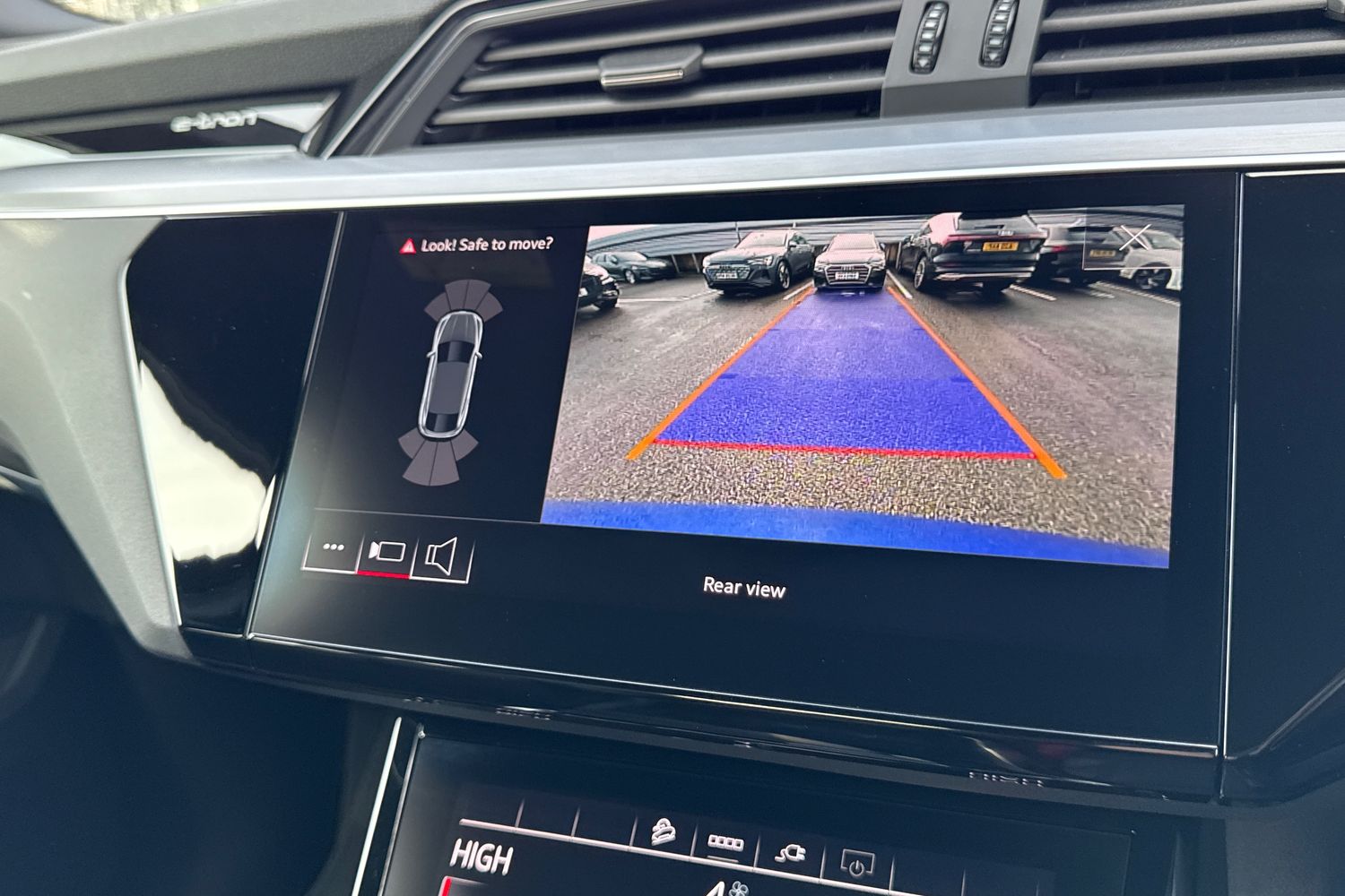 Used Audi Q8 e-tron 2023 for sale - 77236054: Photo 32