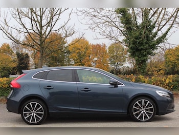 Used Volvo V40 2019 for sale - 76103789: Photo
