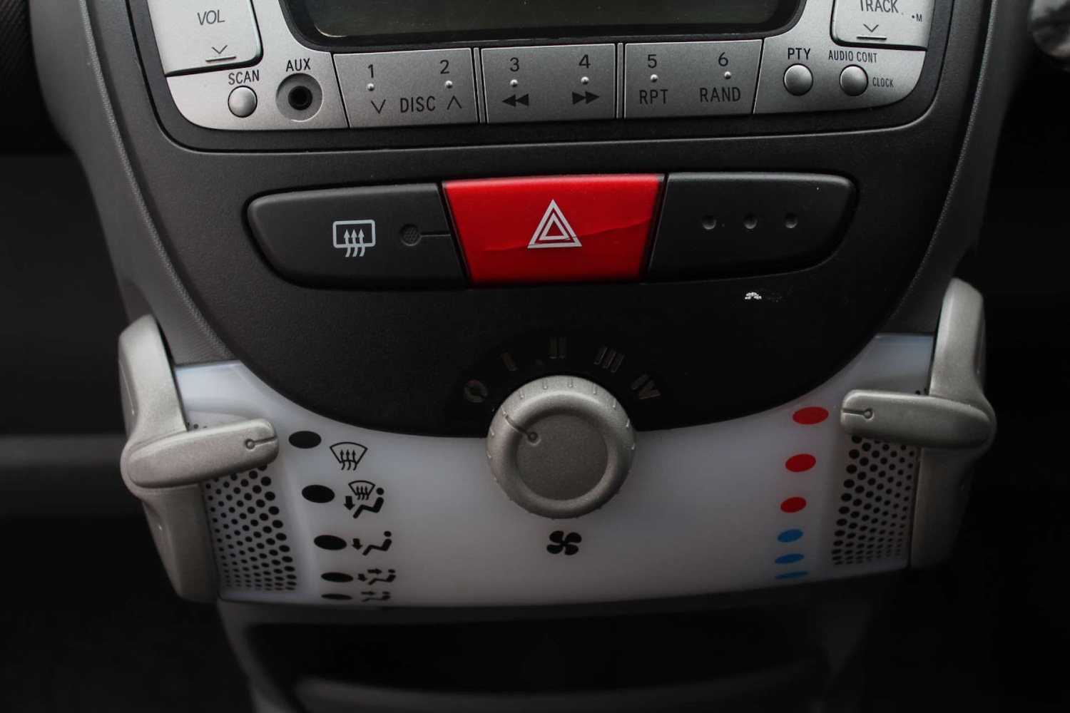 Used Peugeot 107 2011 for sale - 76103880: Photo 18