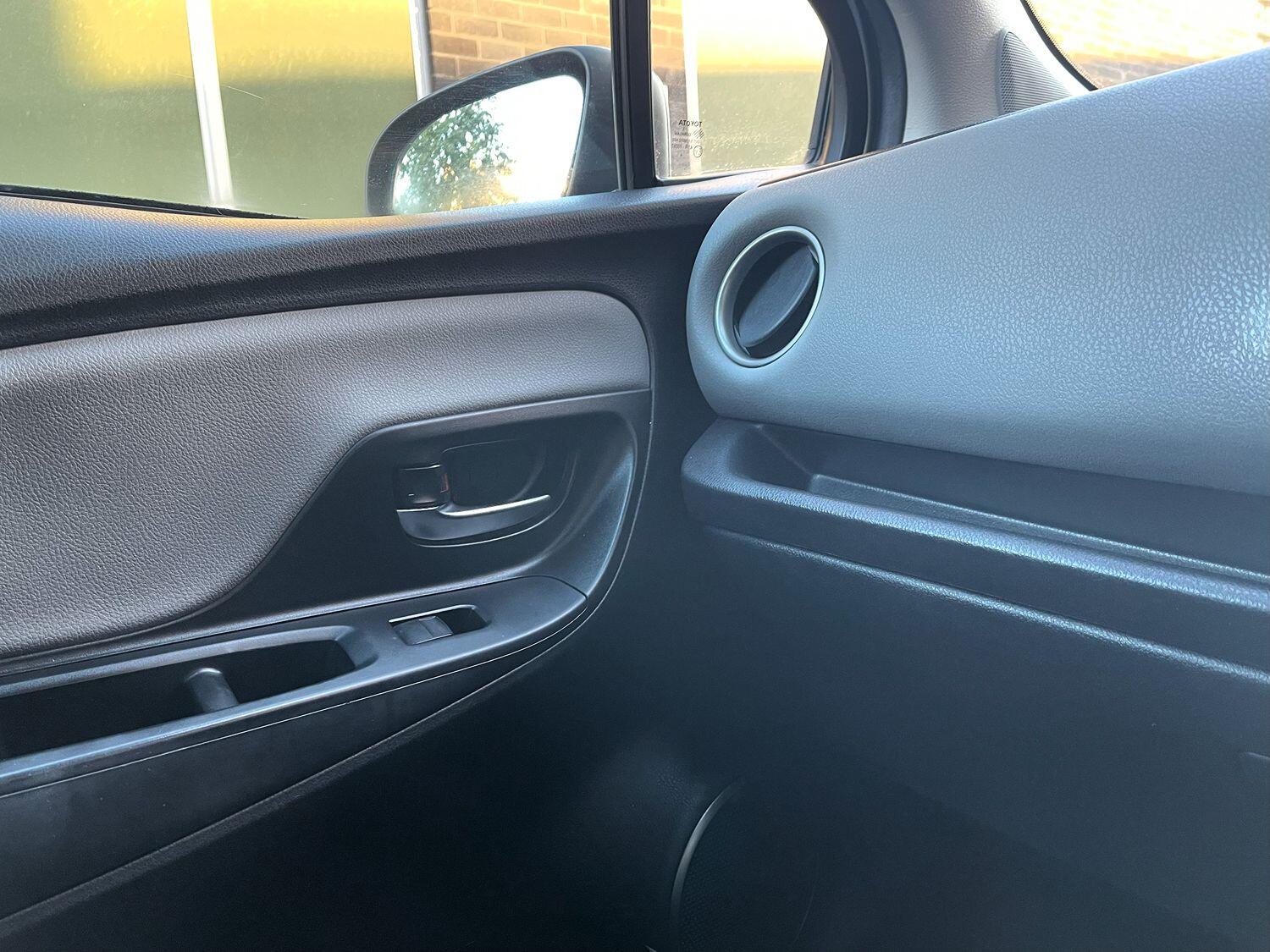 Used Toyota Yaris 2015 for sale - 76482972: Photo 54