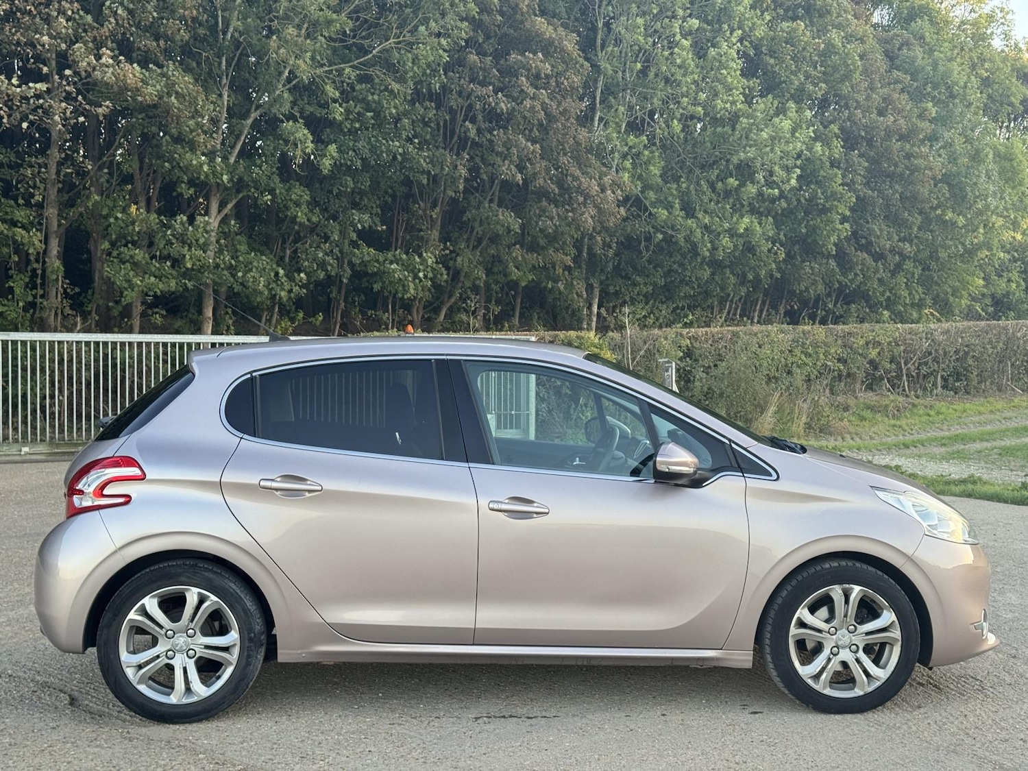 Used Peugeot 208 2013 for sale - 76092260: Photo 11