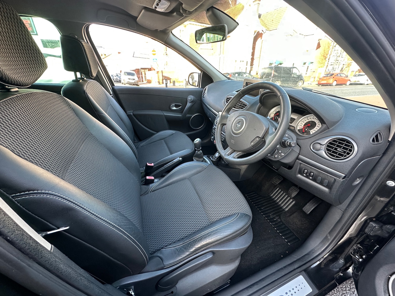 Used Renault Clio 2010 for sale - 77762435: Photo 11