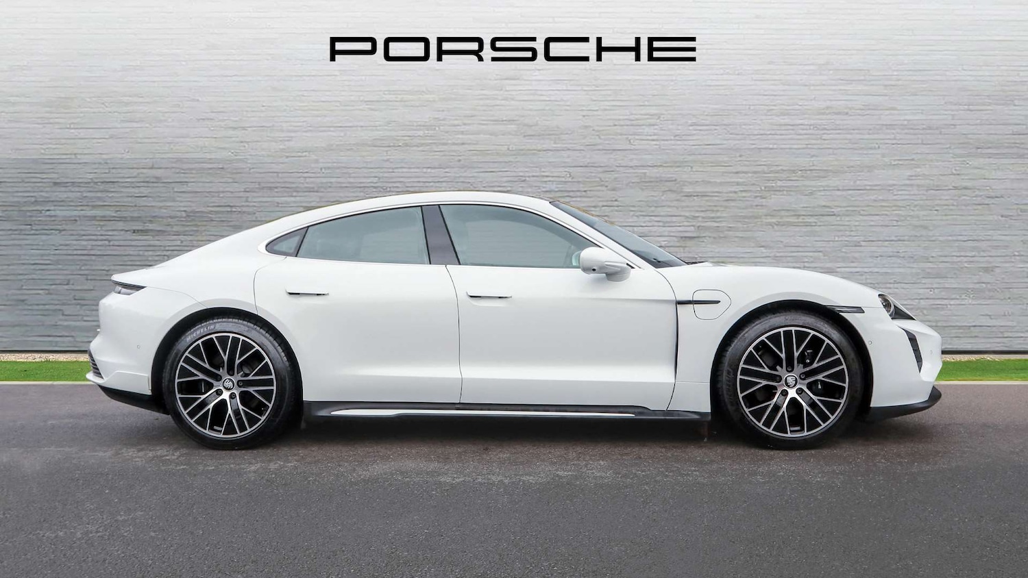 Used Porsche Taycan 2020 for sale - 77134825: Photo 2