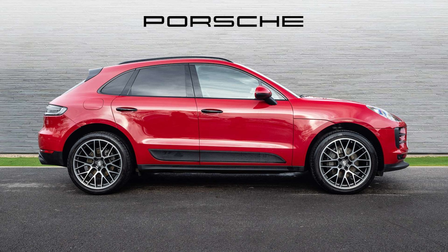 Used Porsche Macan 2021 for sale - 76636691: Photo 2