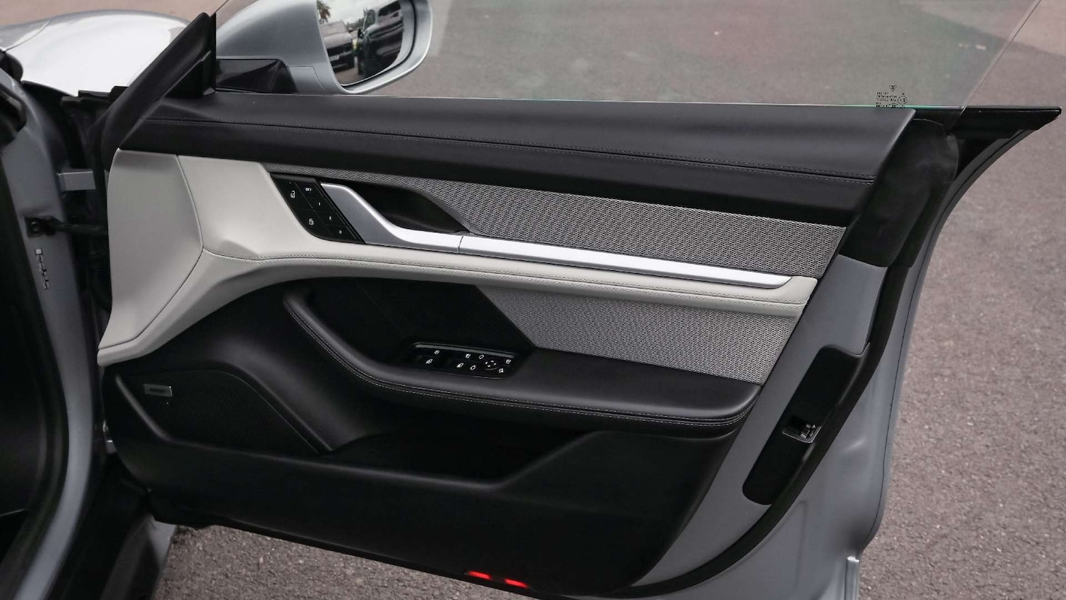 Used Porsche Taycan 2023 for sale - 76230352: Photo 19