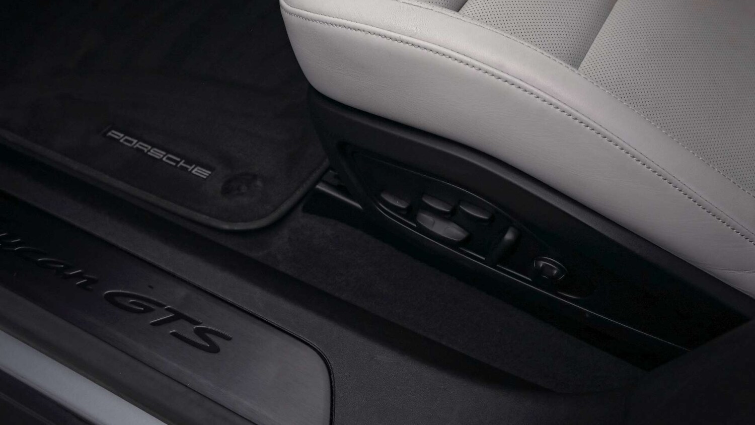 Used Porsche Taycan 2023 for sale - 76230352: Photo 27