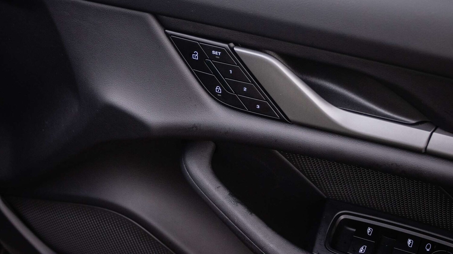 Used Porsche Taycan 2025 for sale - 76156133: Photo 30