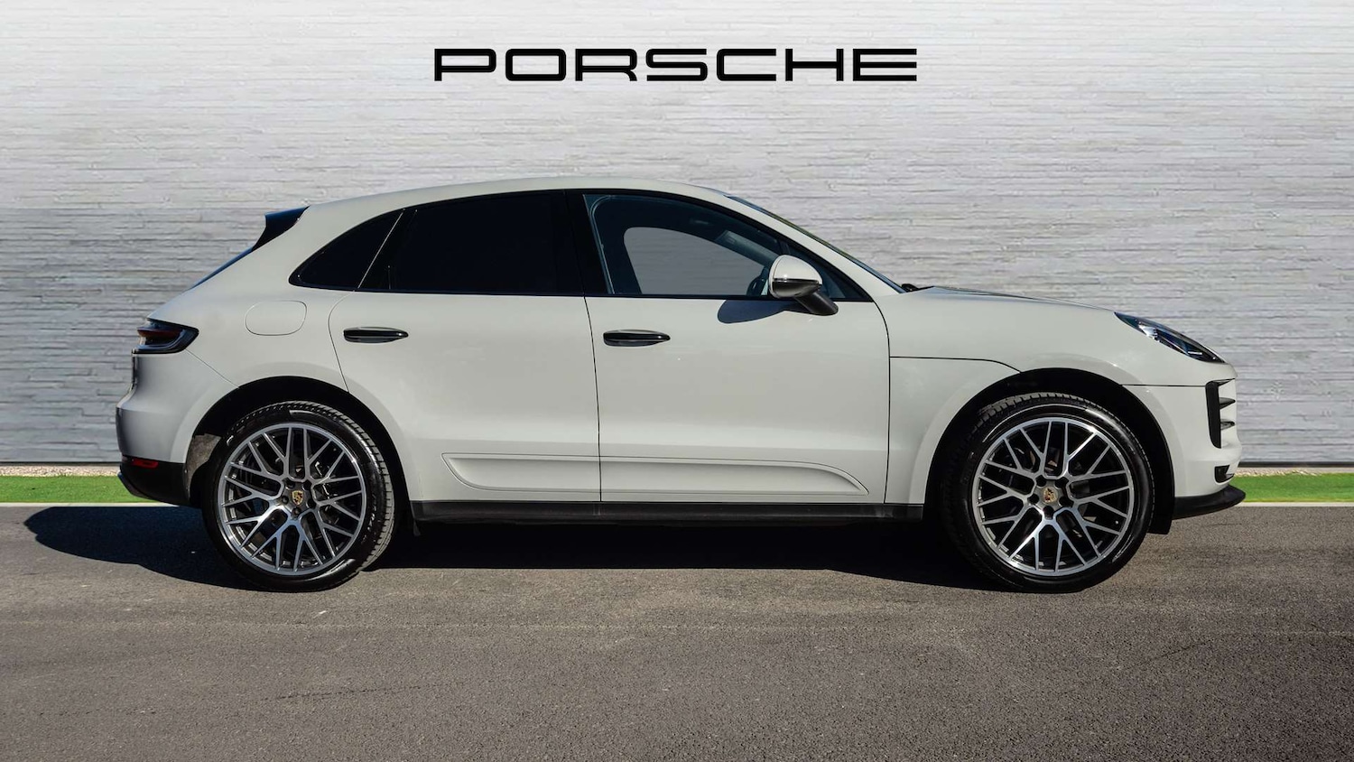 Used Porsche Macan 2020 for sale - 76015864: Photo 2