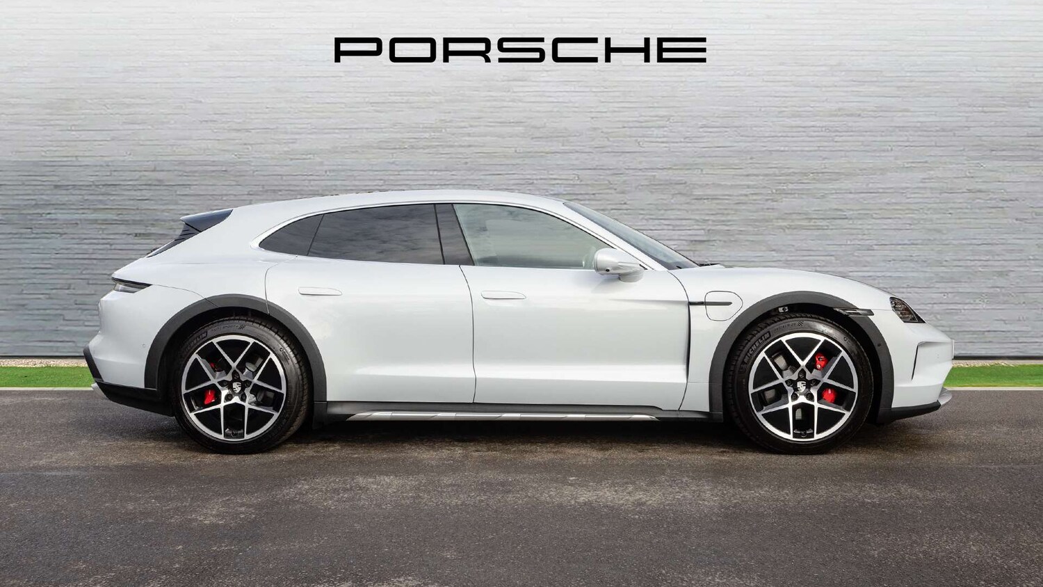 Used Porsche Taycan 2025 for sale - 75218862: Photo 2