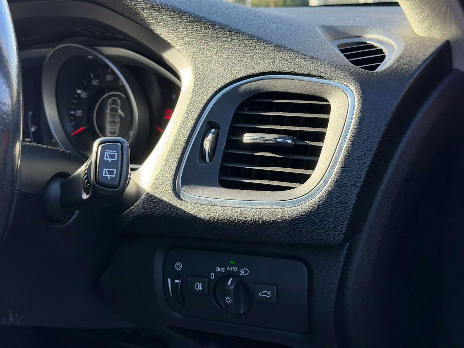 Used Volvo V40 2018 for sale - 77437607: Photo 25