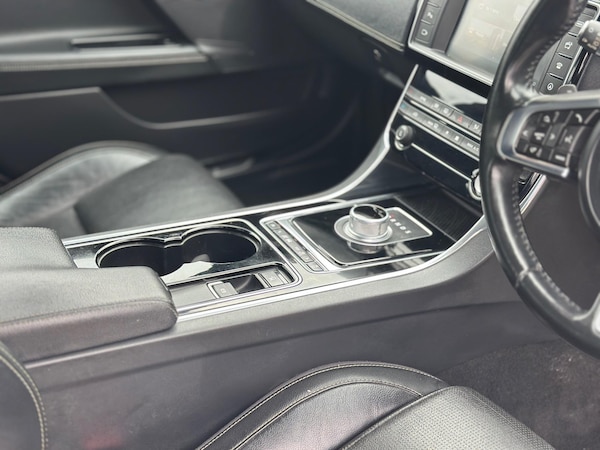 Used Jaguar XE 2015 for sale - 76319402: Photo 40
