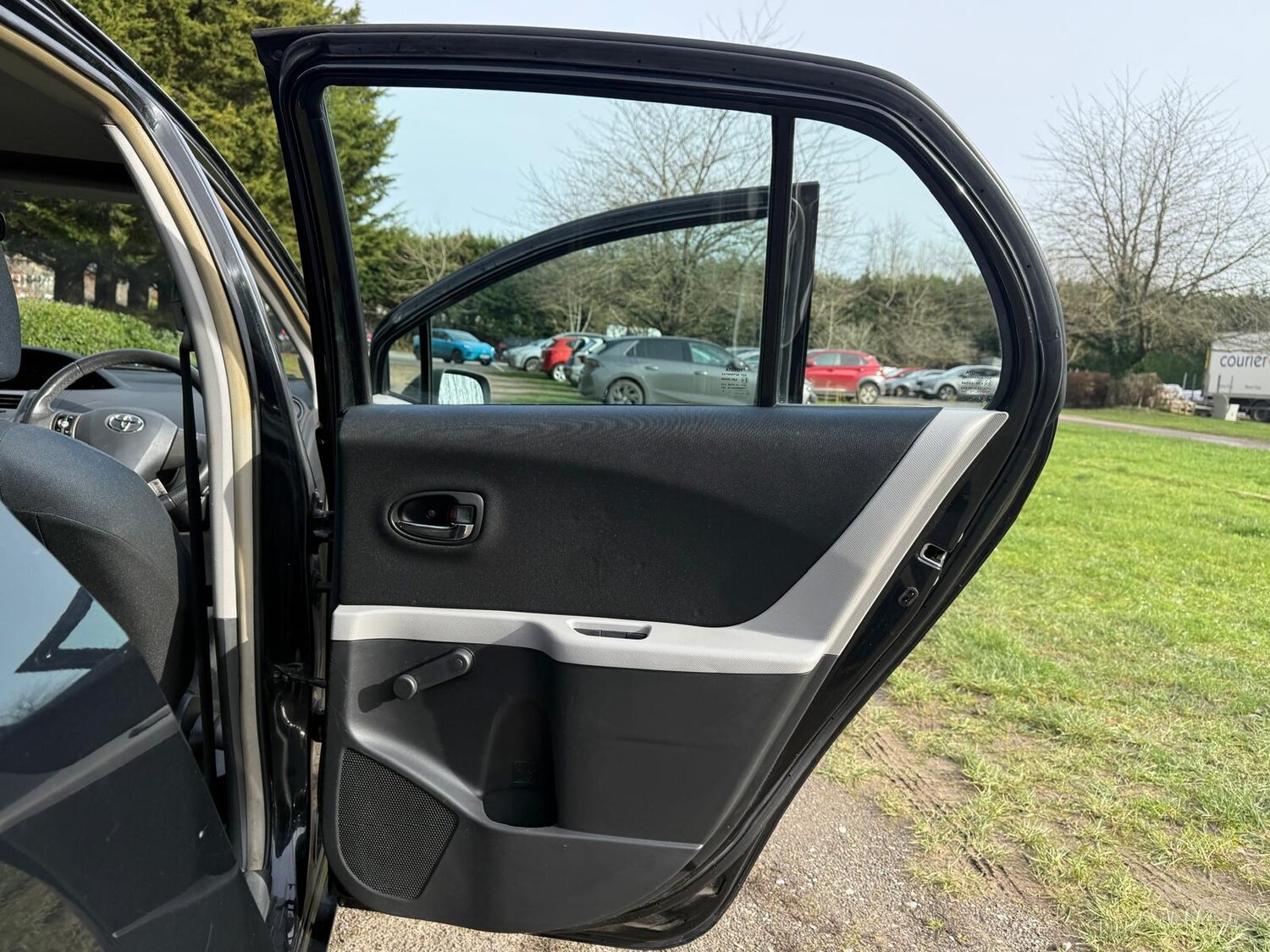 Used Toyota Yaris 2010 for sale - 77663739: Photo 19