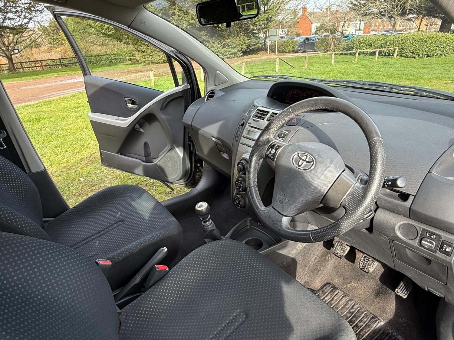 Used Toyota Yaris 2010 for sale - 77663739: Photo 29