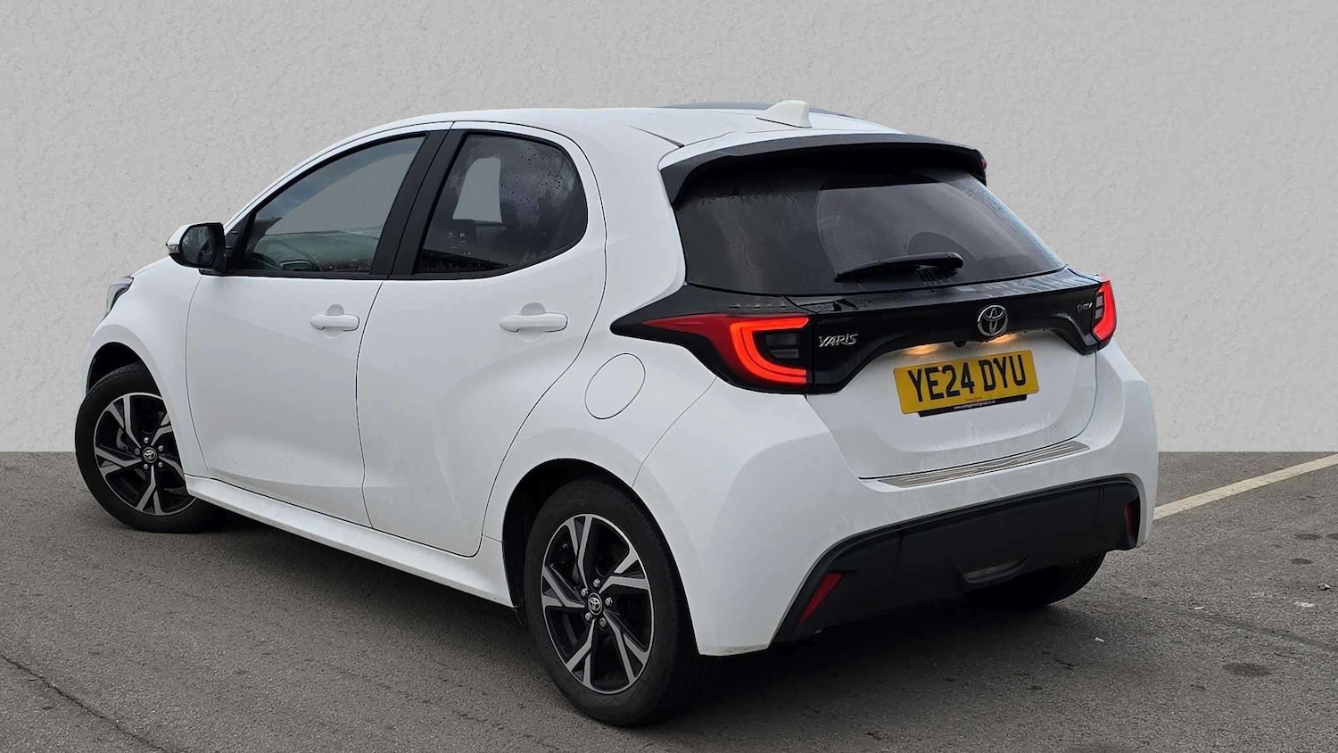 Used Toyota Yaris 2024 for sale - 76156066: Photo 2