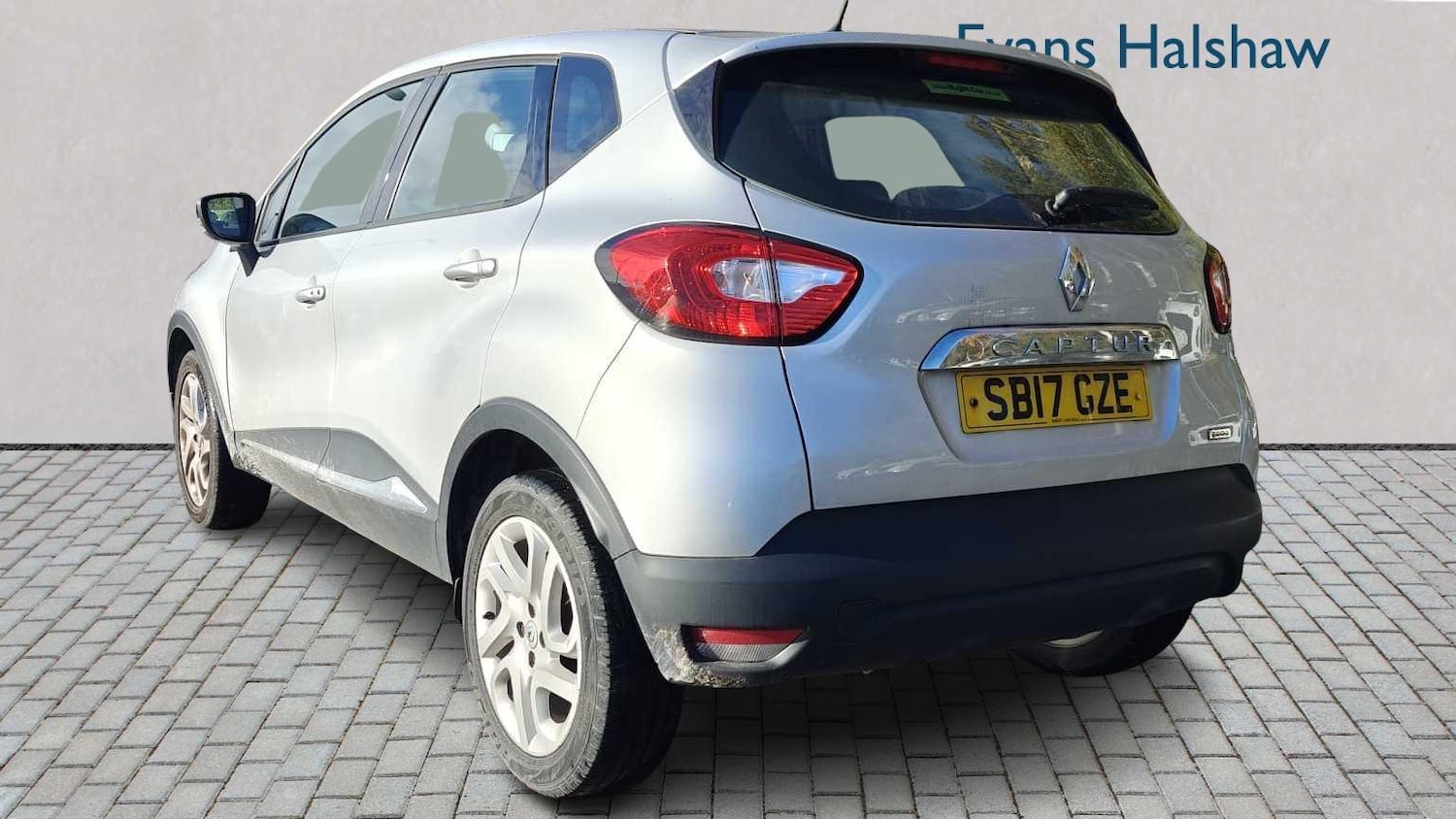Used Renault Captur 2017 for sale - 76540805: Photo 2