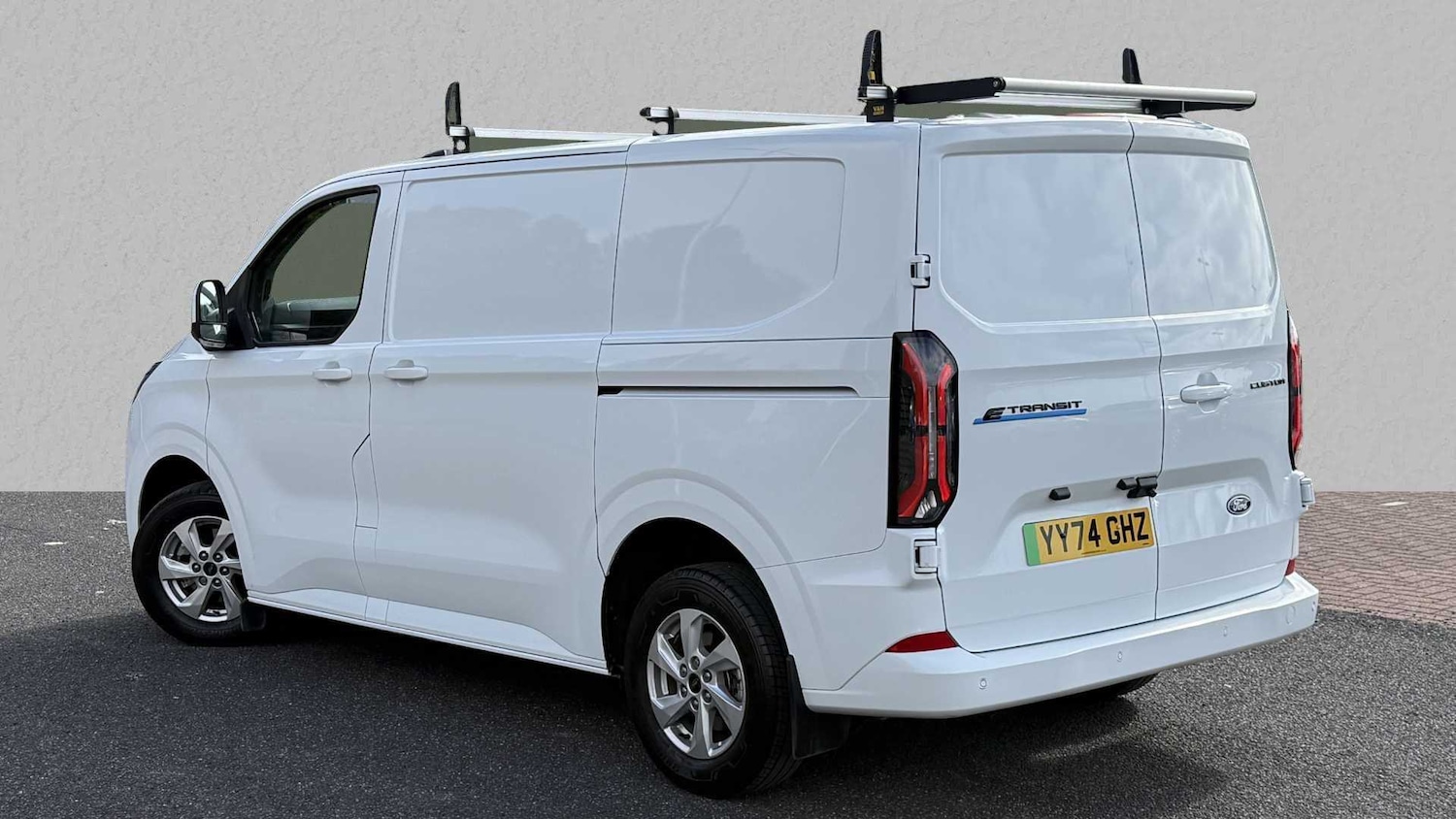 Used Ford Transit Custom 2024 for sale - 76610472: Photo 2