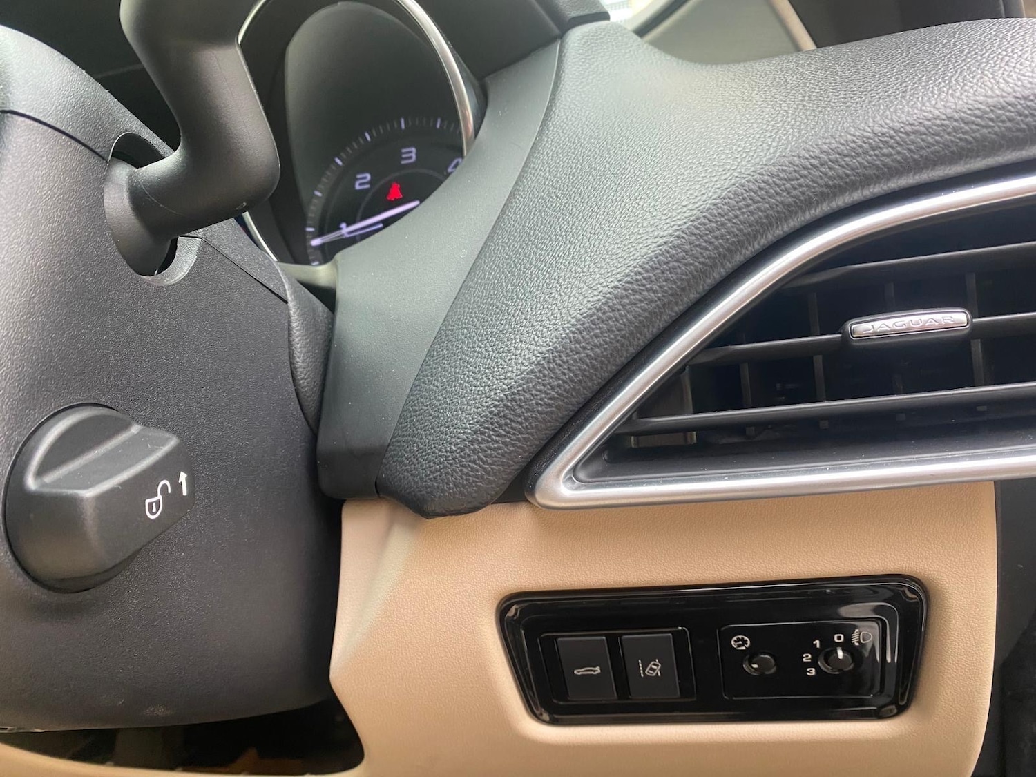 Used Jaguar XE 2016 for sale - 76655623: Photo 19