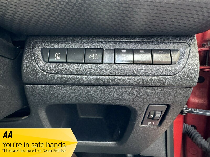 Used Peugeot 2008 2015 for sale - 76133083: Photo 15