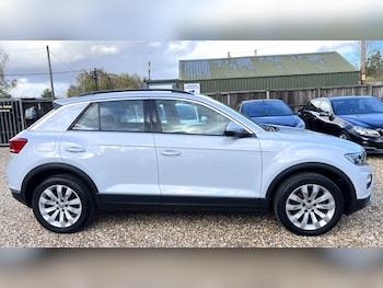 Used Volkswagen T-Roc 2018 for sale - 76407613: Photo