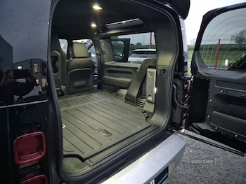 Used Land Rover Defender 2025 for sale - 76500388: Photo