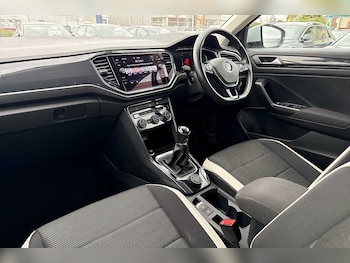 Used Volkswagen T-Roc 2019 for sale - 75758257: Photo