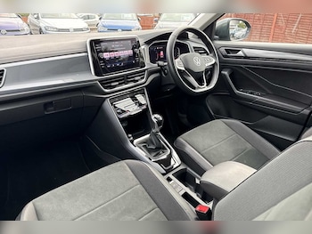 Used Volkswagen T-Roc 2023 for sale - 76285473: Photo