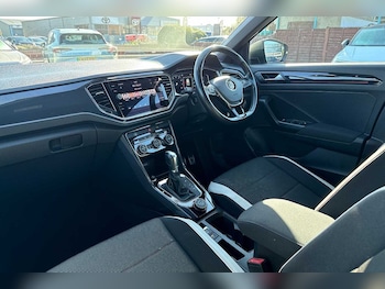 Used Volkswagen T-Roc 2018 for sale - 76033212: Photo 2