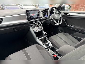 Used Volkswagen T-Roc 2023 for sale - 76228853: Photo 2
