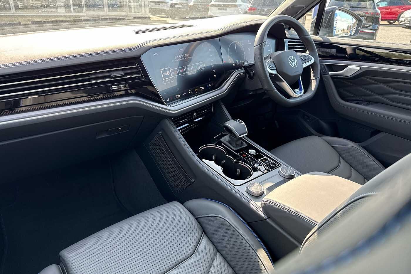 Used Volkswagen Touareg 2025 for sale - 76350487: Photo 2