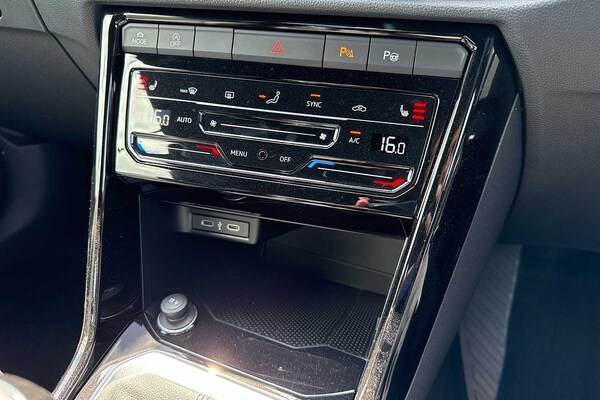 Used Volkswagen T-Roc 2025 for sale - 75142438: Photo 14