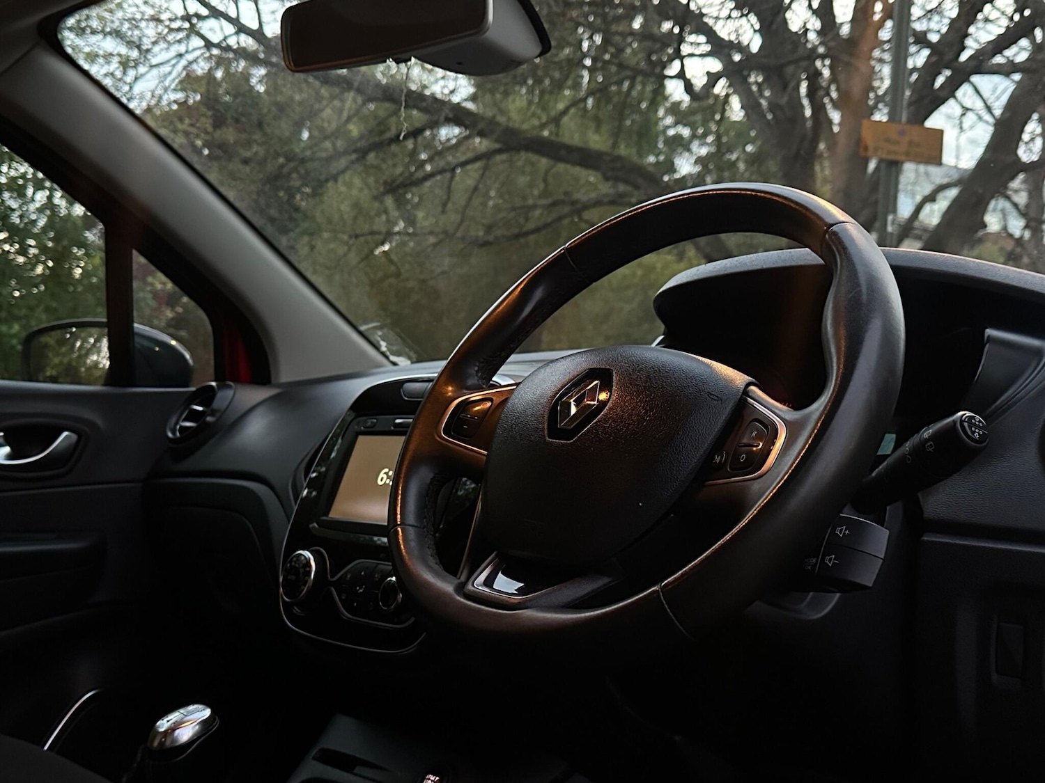 Used Renault Captur 2018 for sale - 76137244: Photo 2