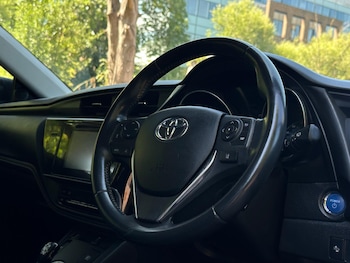 Used Toyota Auris 2018 for sale - 76239749: Photo 2