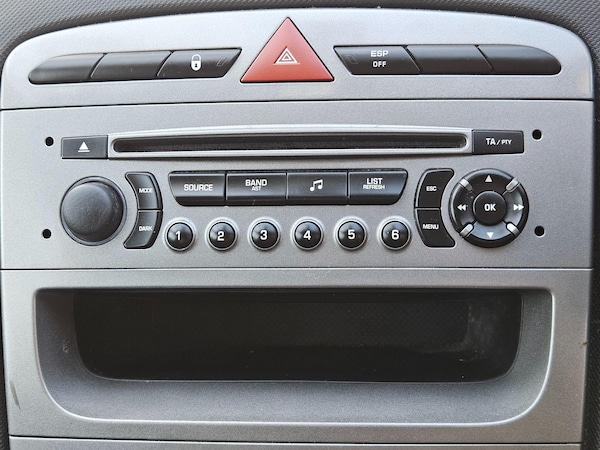 Used Peugeot 308 2011 for sale - 75552652: Photo 4