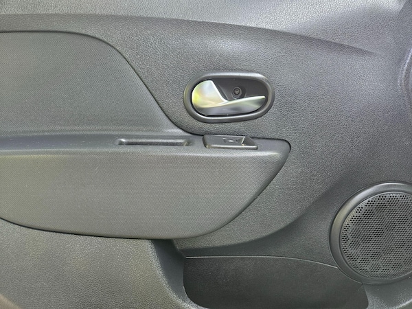 Used Dacia Sandero Stepway 2017 for sale - 75553110: Photo 9