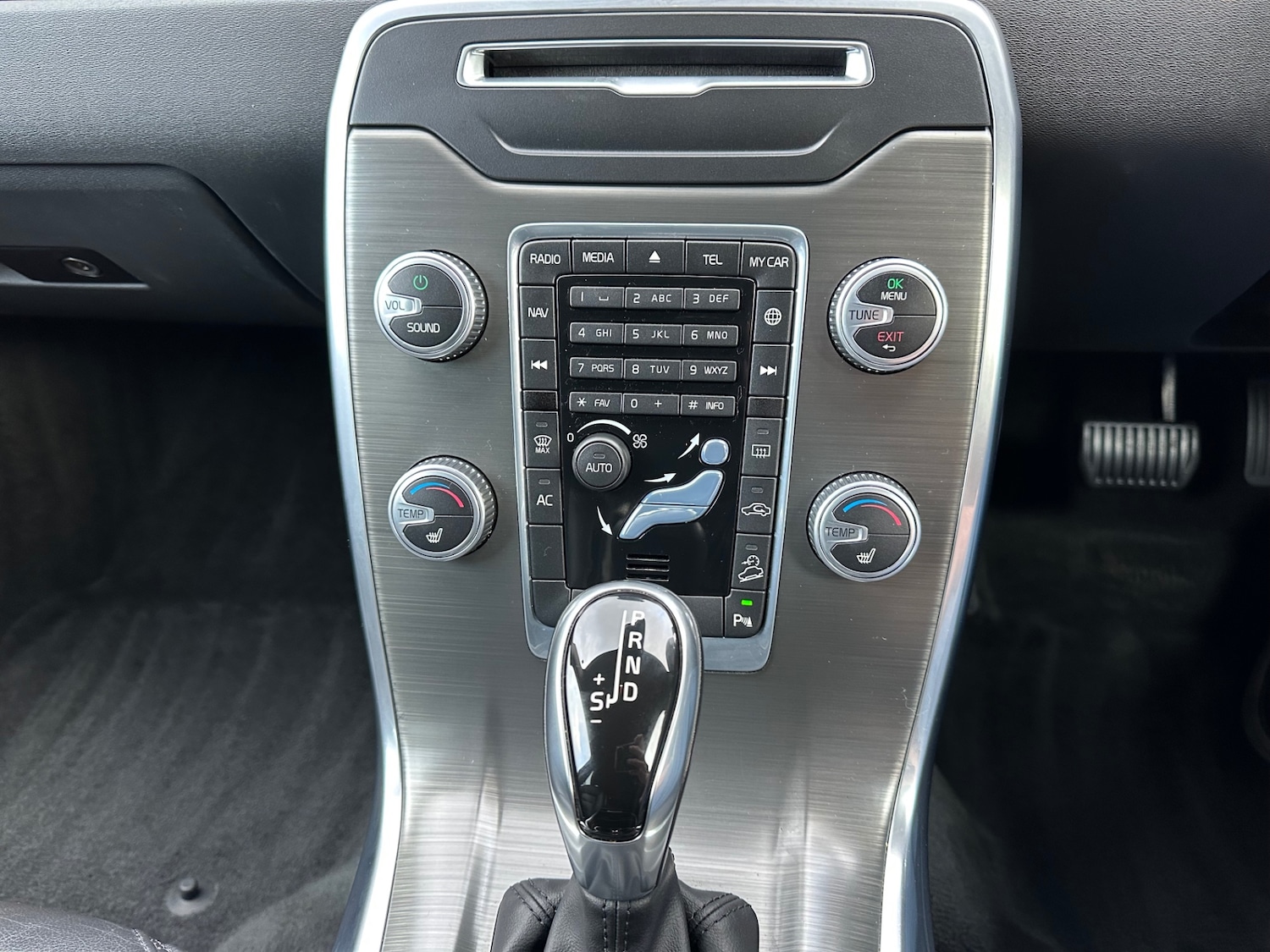 Used Volvo XC70 2015 for sale - 77472800: Photo 16