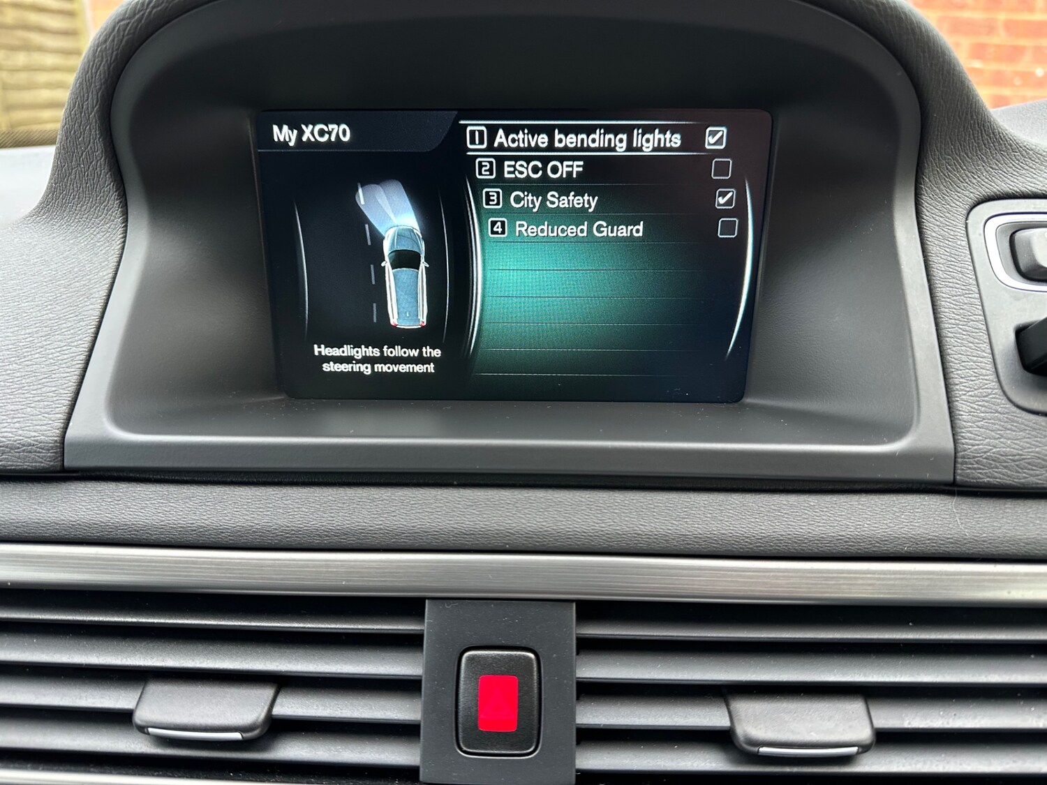 Used Volvo XC70 2015 for sale - 77472800: Photo 21