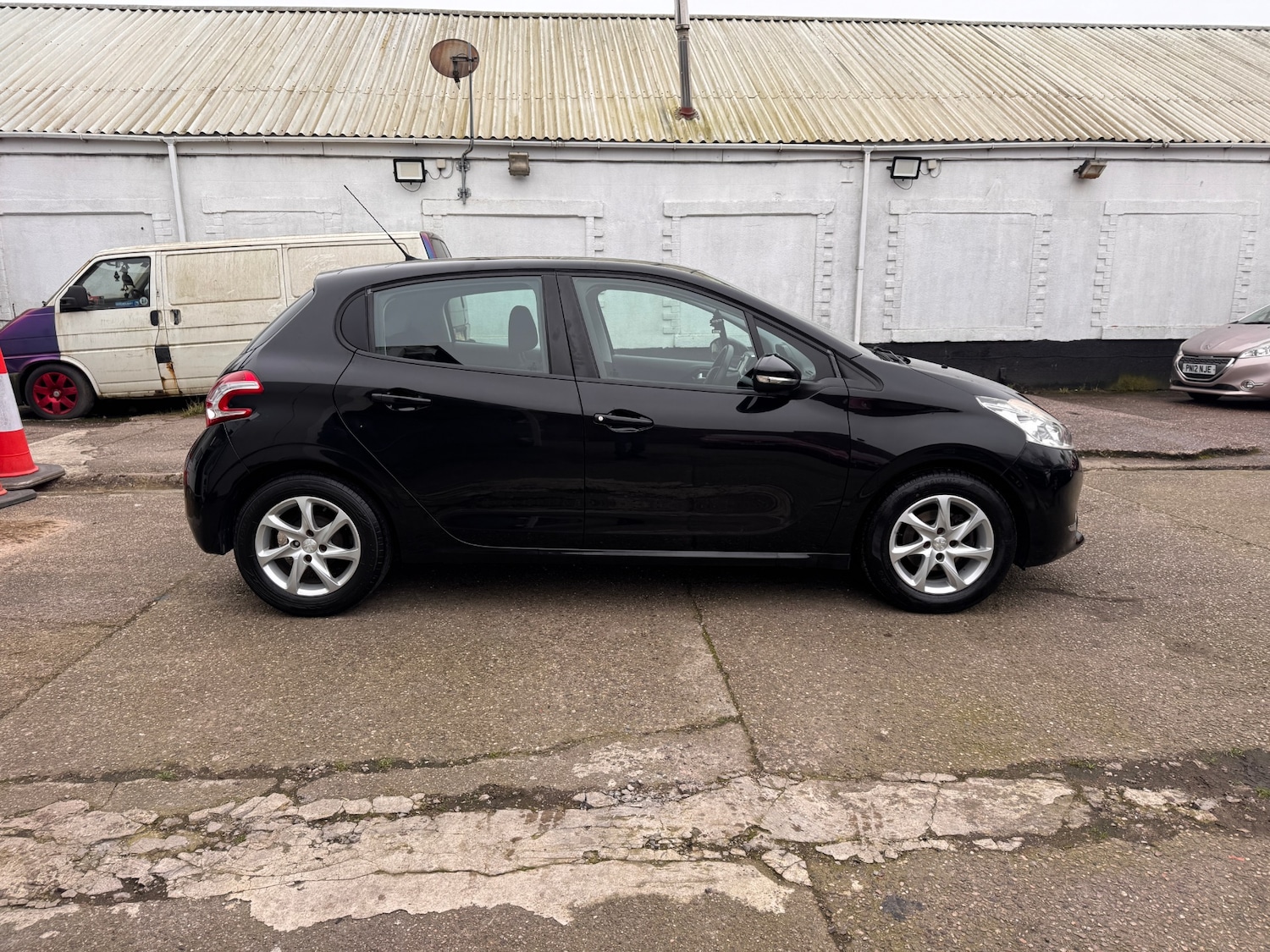 Used Peugeot 208 2014 for sale - 77896752: Photo 9