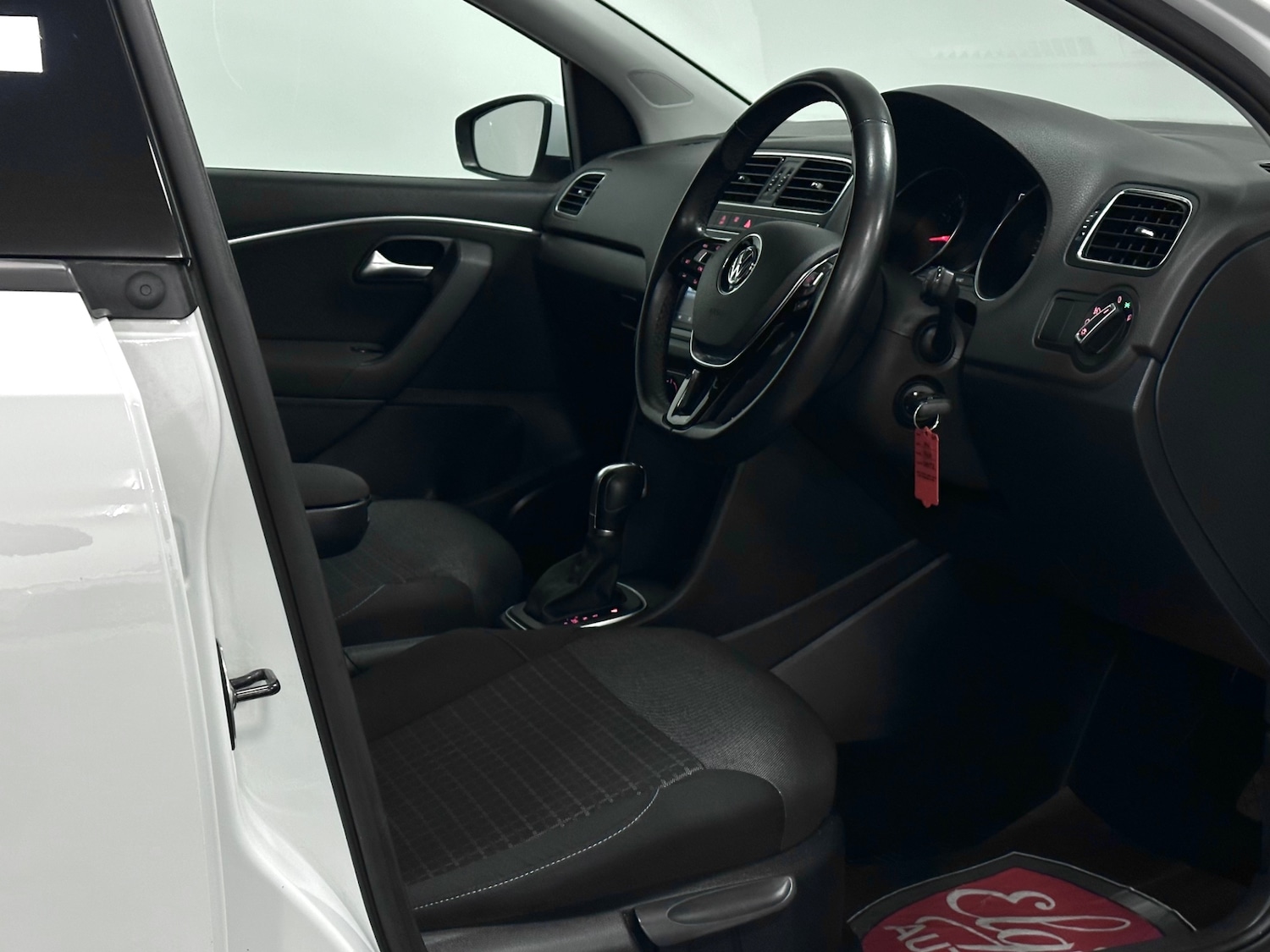 Used Volkswagen Polo 2015 for sale - 76413040: Photo 14