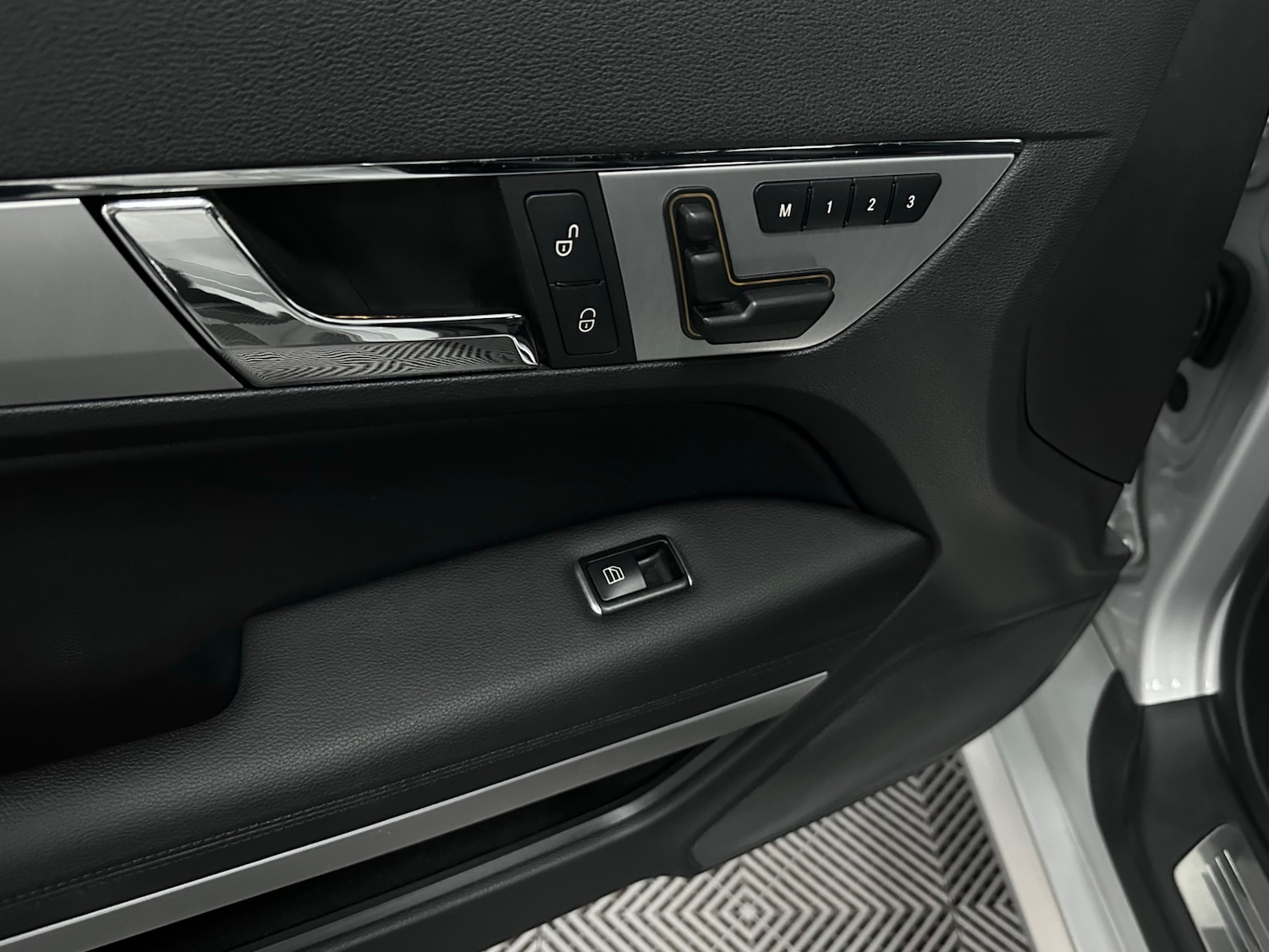 Used Mercedes-Benz E Class 2011 for sale - 76904633: Photo 23