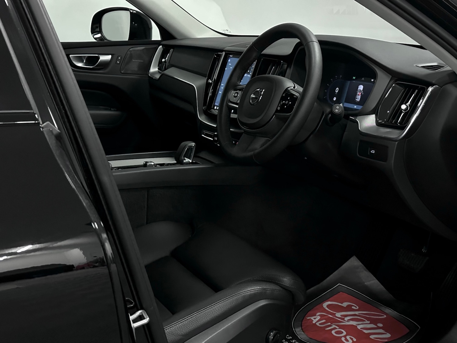 Used Volvo XC60 2023 for sale - 77336063: Photo 15