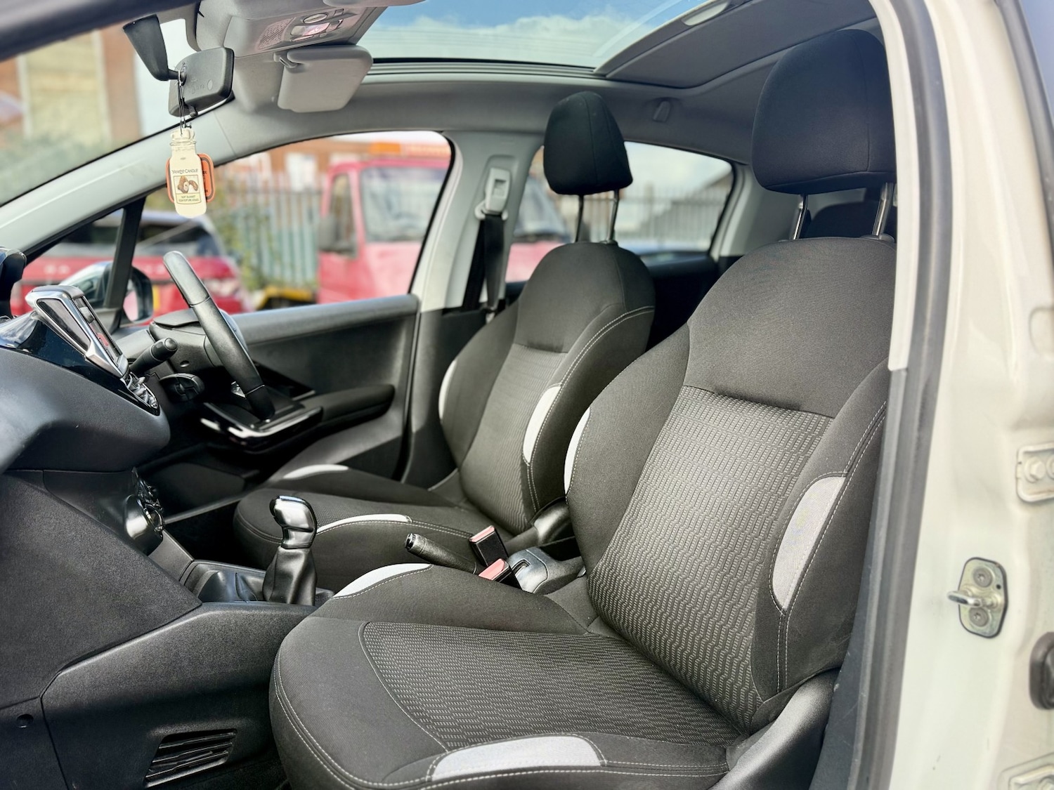 Used Peugeot 208 2015 for sale - 78098307: Photo 18