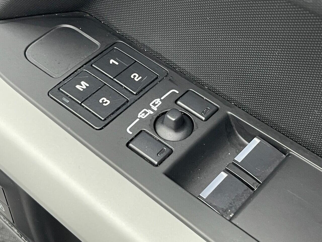 Used Land Rover Defender 2023 for sale - 76635437: Photo 35