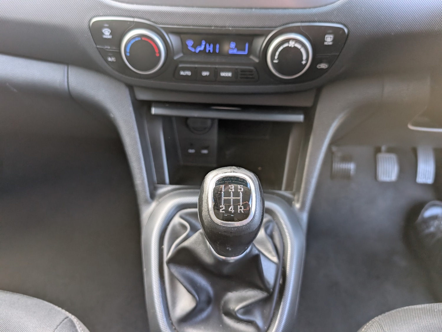 Used Hyundai i10 2017 for sale - 76120313: Photo 16