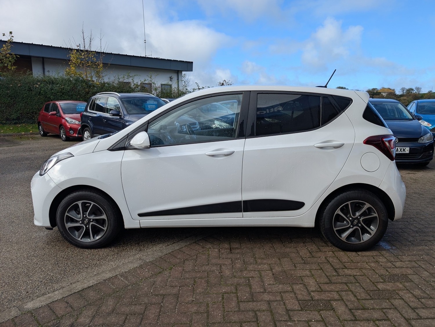 Used Hyundai i10 2017 for sale - 76120313: Photo 6