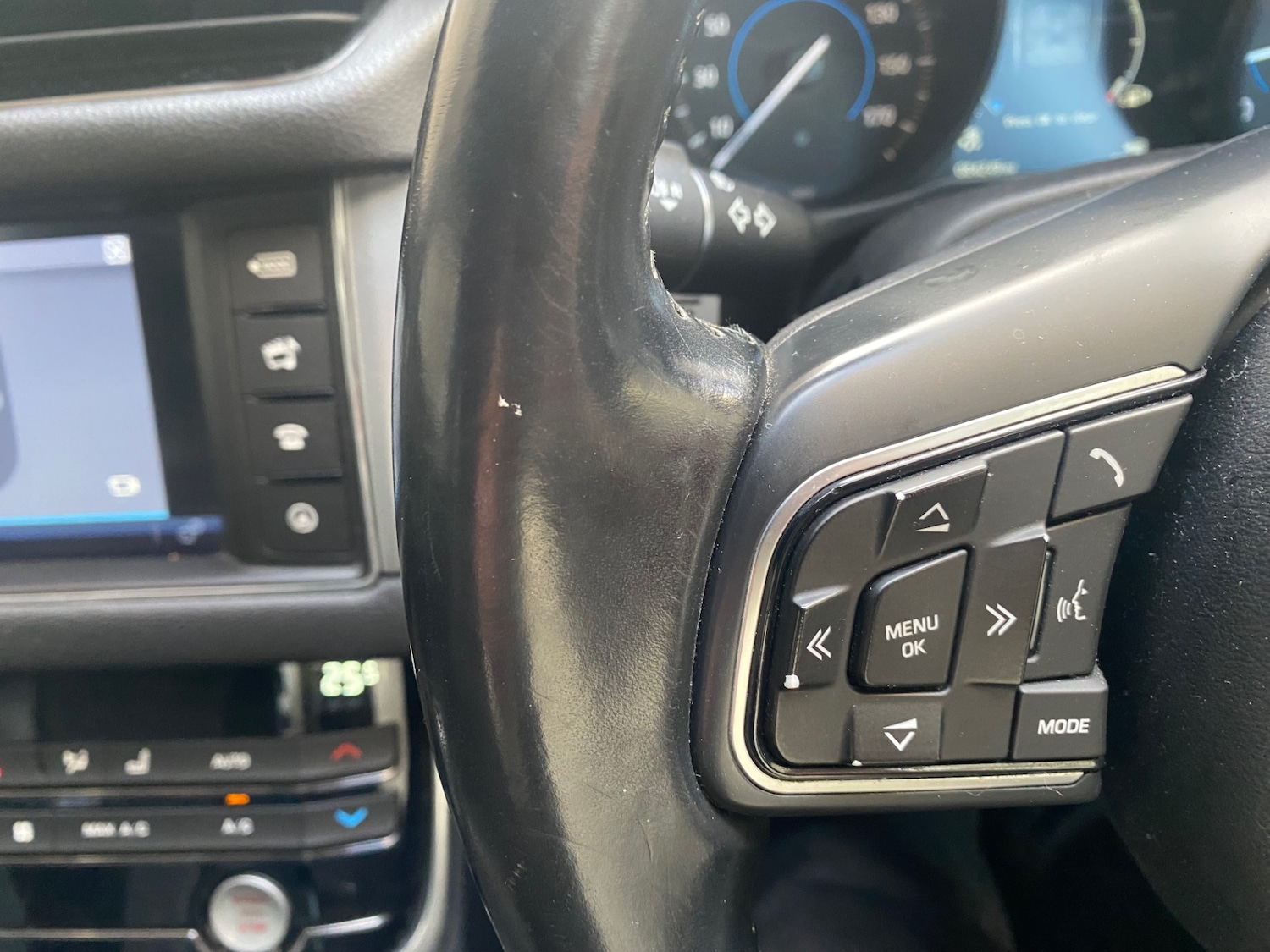 Used Jaguar XF 2015 for sale - 77622709: Photo 29