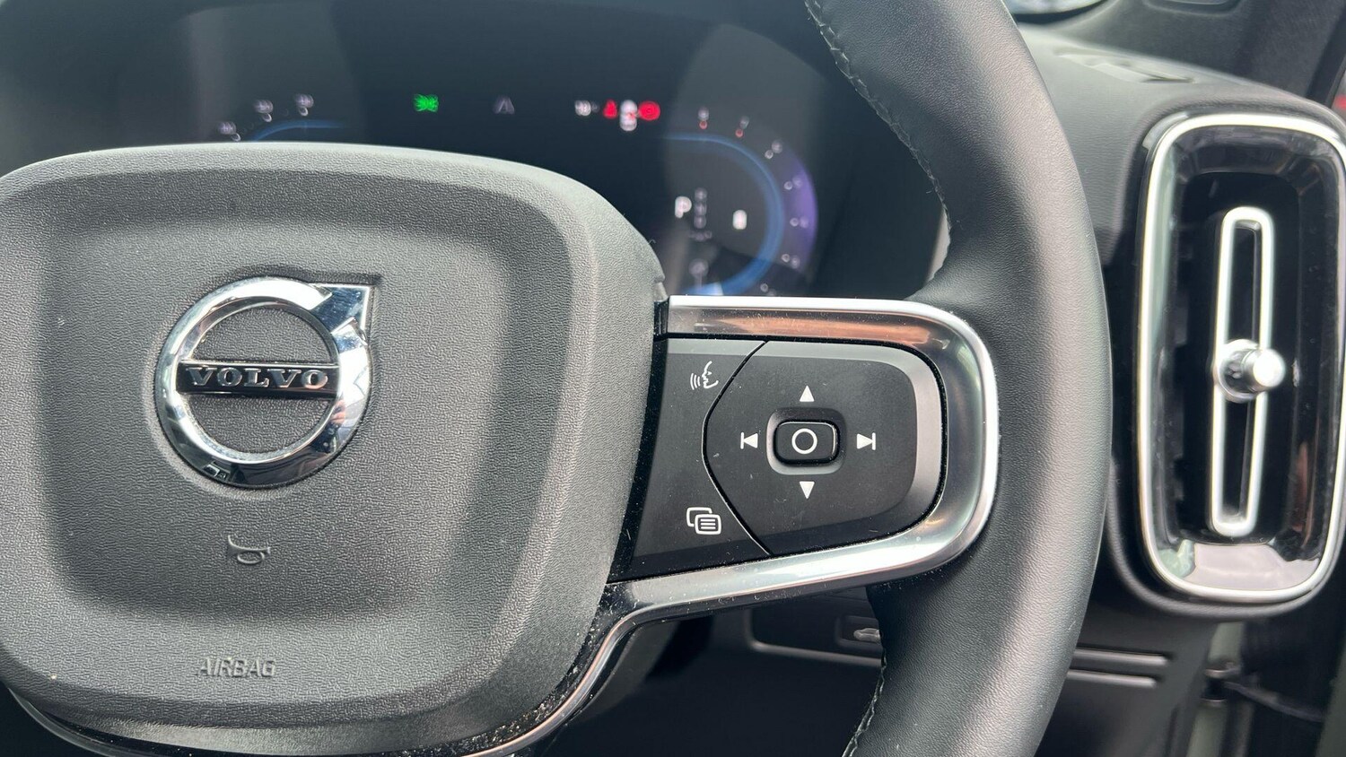 Used Volvo XC40 2023 for sale - 76831845: Photo 18