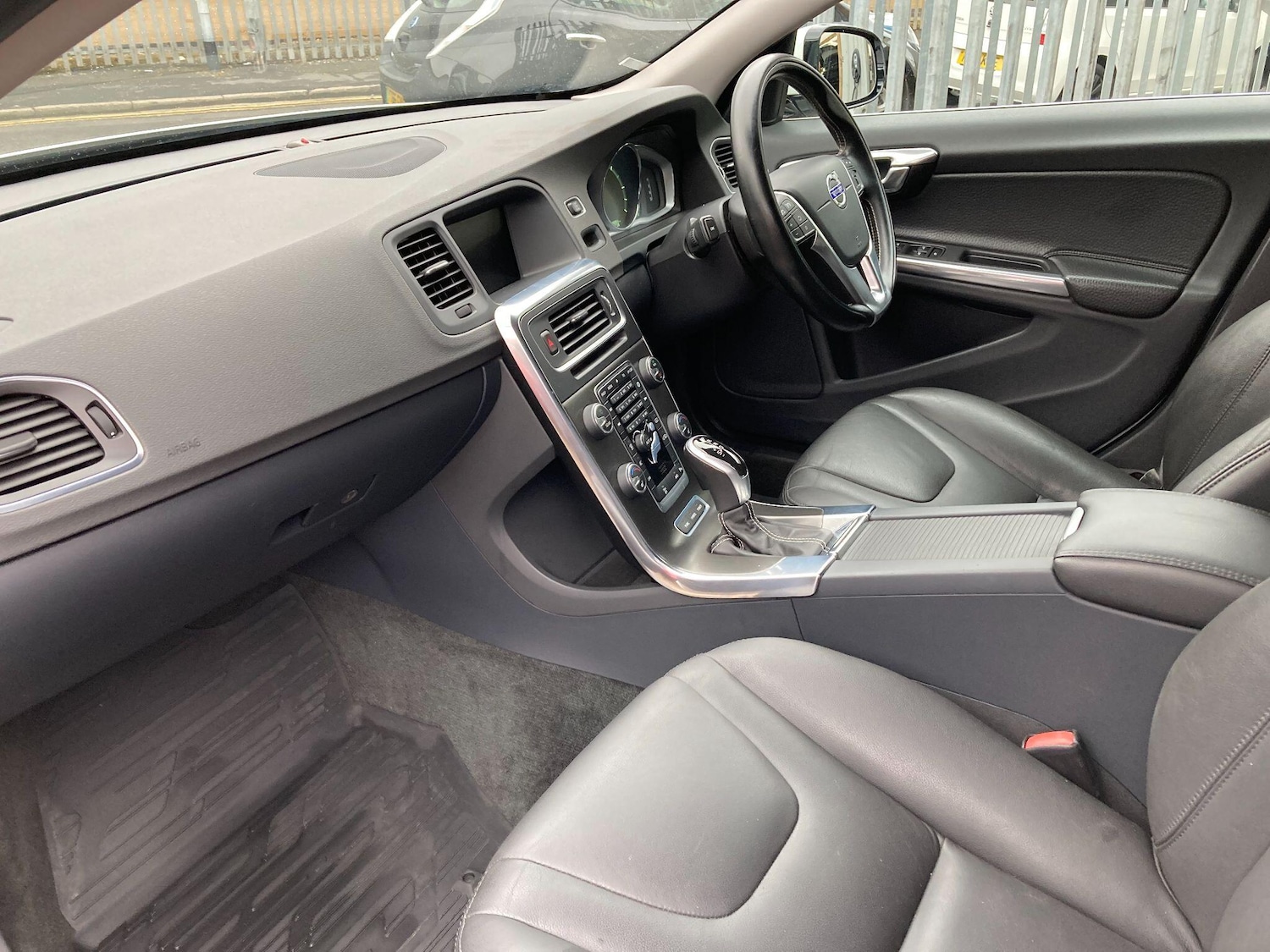 Used Volvo V60 2014 for sale - 76432355: Photo 33