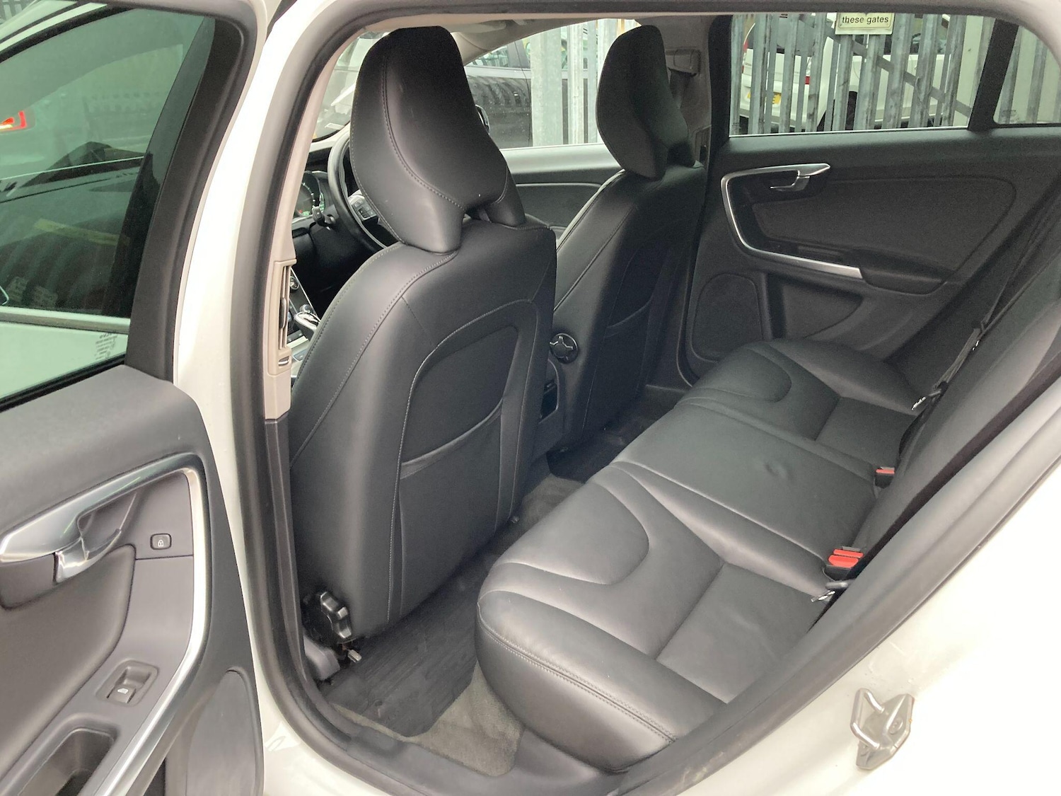 Used Volvo V60 2014 for sale - 76432355: Photo 43